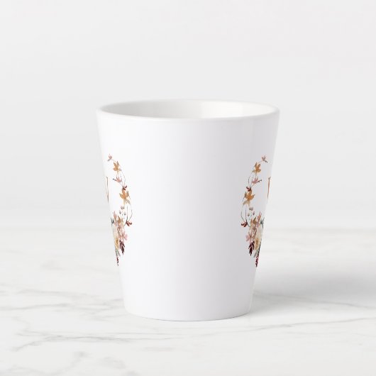Rustieke bloemenkrans met uw monogram latte mok (Voorkant)