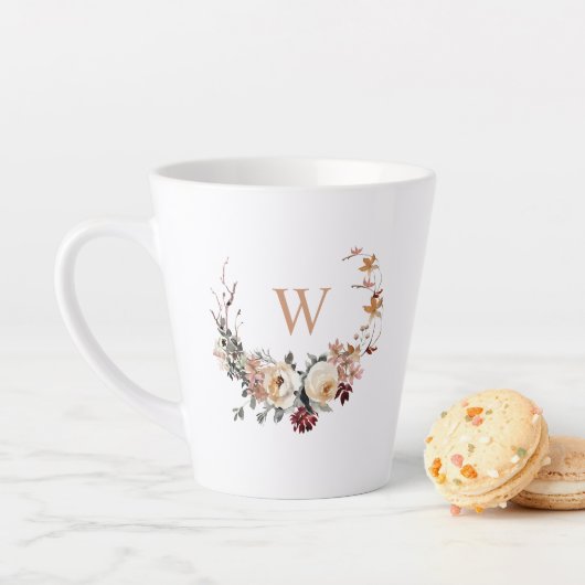 Rustieke bloemenkrans met uw monogram latte mok (In situ)