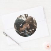 Rustieke Borstel Script Bruiloft Bewaar de datum F Ronde Sticker (Envelop)