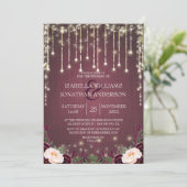 Rustieke Bourgogne Hout & String Lights Bruiloft Kaart (Staand voorkant)