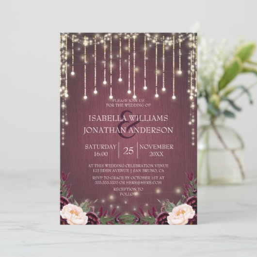 Rustieke Bourgogne Hout & String Lights Bruiloft Kaart (Staand voorkant)
