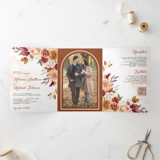 Rustieke Bourgogne Terracotta Bloemen QR Code Brui Drieluik Uitnodiging (Binnen)