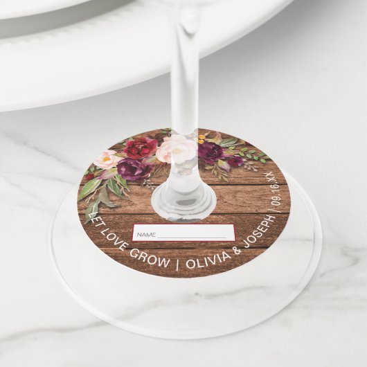 Rustieke Bourgondië Bloem Houten Bruiloft Wijnglaslabel (Dichtbij)