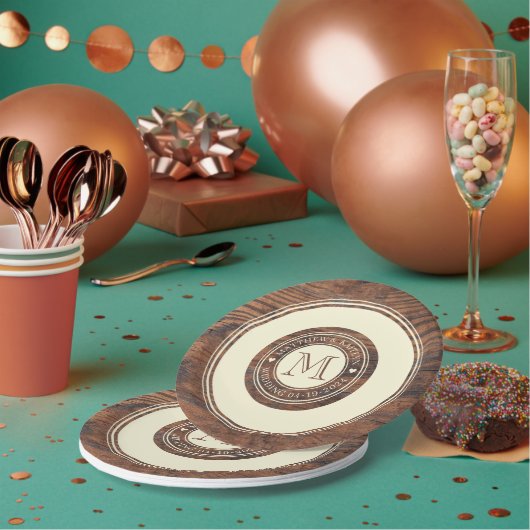 Rustieke bruiloft hart Monogram in DarkWalnut Circ Papieren Bordje (Multi)