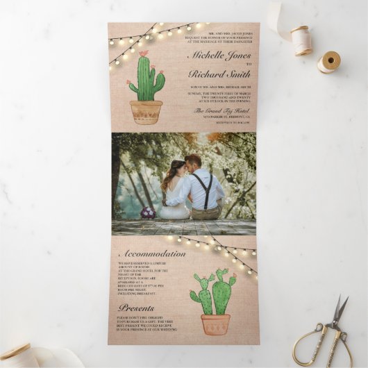 Rustieke Burlap String Lights Desert Cactus Bruilo Drieluik Uitnodiging (Binnen)