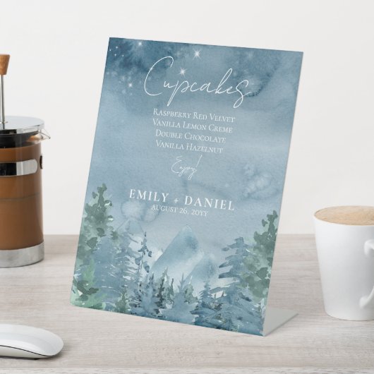 Rustieke donkere schemerblauwe bergen bruidstaart reclamebord met voetstuk (Insitu)