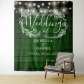 Rustieke groene houten slingerlichten bruiloft ach wandkleed (In situ)