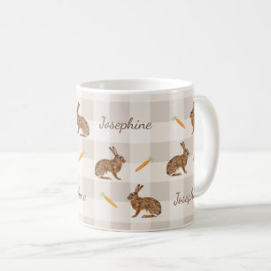 Rustieke haas en wortels met naam Beige geruit Koffiemok