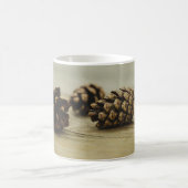 Rustieke Herfst Pinecones Natuur Foto en aangepast Koffiemok (Center)