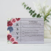 Rustieke houten achtergrond met bloemen RSVP kaartje (Staand voorkant)