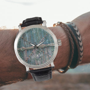 Rustieke houten poort en strijkijzer in blauw, gep horloge