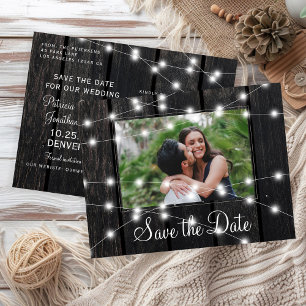 Rustieke houten slingerlichtjes schuur save date b aankondigingskaart