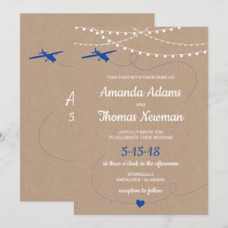 Rustieke huwelijksuitnodiging met een vliegtuig en kaart