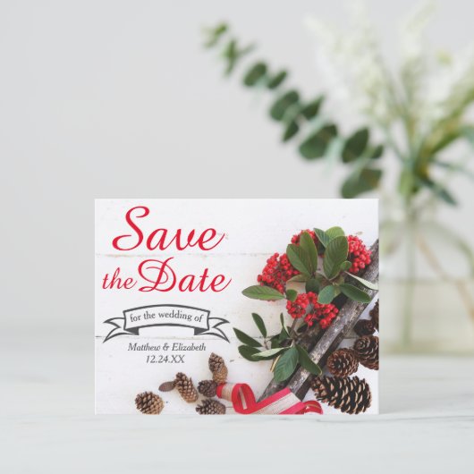 Rustieke kerst Holly & Pine kegels Save The Date Aankondigingskaart (Staand voorkant)