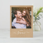 Rustieke Kraft Elegant Script Photo Table Number Kaart (Staand voorkant)