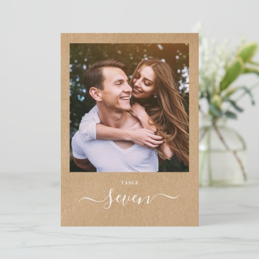 Rustieke Kraft Elegant Script Photo Table Number Kaart (Staand voorkant)