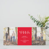 Rustieke monogram rode kerstkaart met twee foto's (Staand voorkant)
