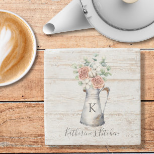 Rustieke monogram roos katoen eucalyptus in een ka stenen onderzetter