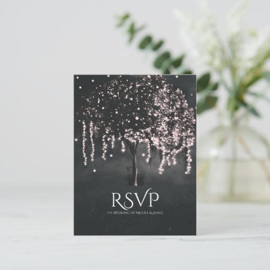 Rustieke nacht Mossy Tree Lights Bruiloft RSVP Uitnodiging Briefkaart (Staand voorkant)