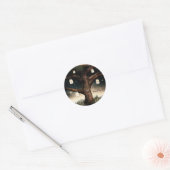 Rustieke nachtelijke boom met lichten & metseljass ronde sticker (Envelop)