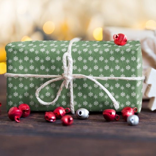 Rustieke Sage Groene en Witte Sneeuwvlokken Cadeaupapier