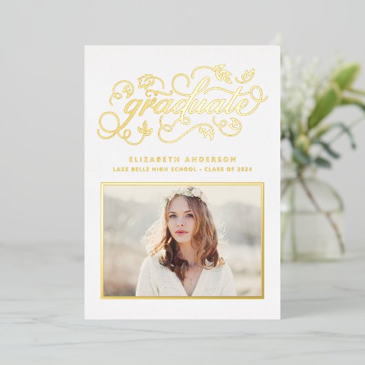 Rustieke Script-klasse van 2024 Afstuderen Gold Folie Uitnodiging (Staand Voorkant)