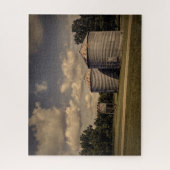 Rustieke silo's in een slaperige scène onder pluiz legpuzzel (Verticaal)