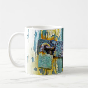 Rustieke slot vervaagd blauwe schuurdeur close-up koffiemok