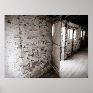 Rustieke stenen muur met open schuurdeur poster