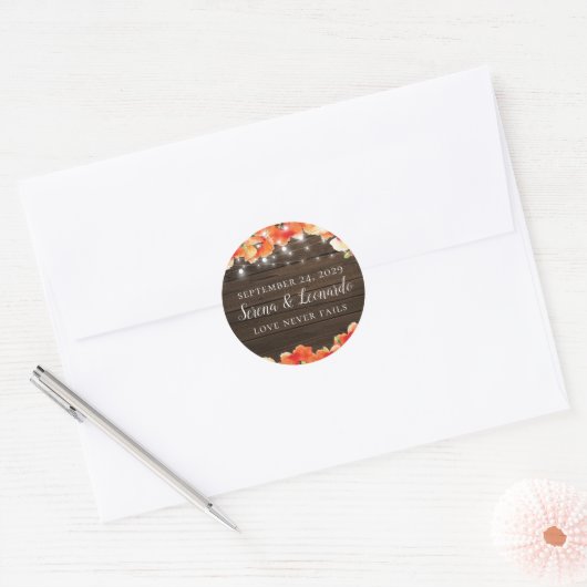 Rustieke String Lights Hout Poppy trouwdatum Ronde Sticker (Envelop)