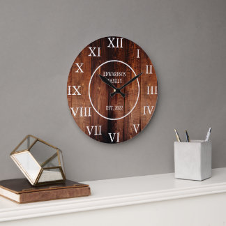 Rustieke vintage donkere houten familienaam boerde grote klok