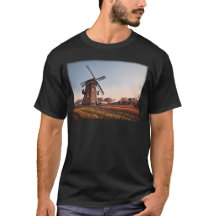 Rustieke windmolen en tulpenvelden zonsondergang