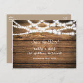 Rustieke Wood & String Lights Save The Date Briefk Aankondigingskaart (Voorkant / Achterkant)