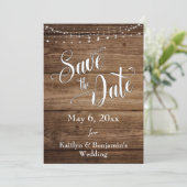Rustig hout, witte lichten en werkloos script save the date (Staand voorkant)