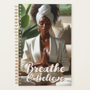 Rustige Afro-Amerikaanse vrouw gebedsmeditatie Planner
