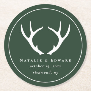 Rustige antler slaat de datum op ronde kartonnen onderzetter