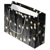 Rustige Barn Black Wood Gold String Lights Groot Cadeauzakje (Voorkant Gekanteld)