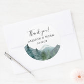 Rustige bergen bossen met een openluchtthema bevoo ronde sticker (Envelop)