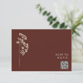Rustige biet Rood Gypsophila QR Code Weddenschap RSVP Kaartje (Staand voorkant)