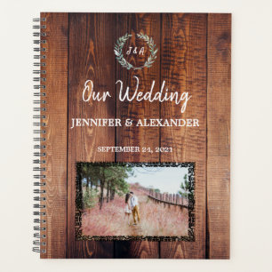 Rustige bladeren op monogram van schuur  planner