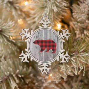 Rustige bosgrond beer met rode buffelplaat tin sneeuwvlok ornament