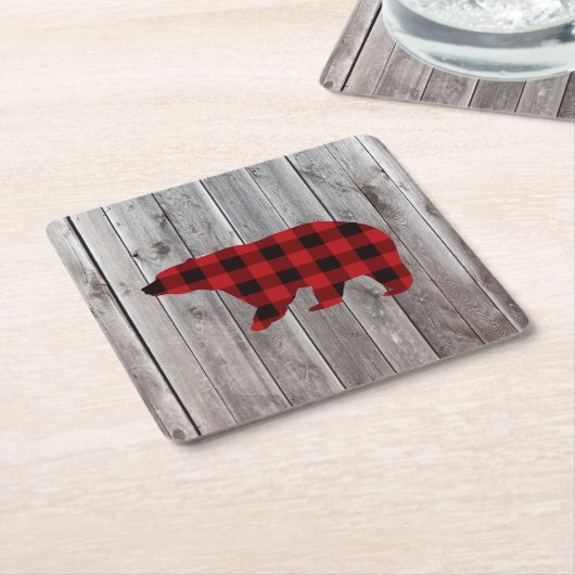 Rustige bosgrond beer met rode buffelplaat vierkante kartonnen onderzetter (Schuin)
