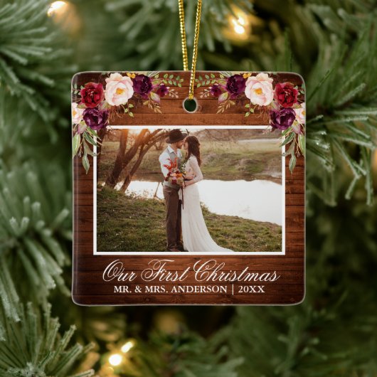 Rustige Bourgogne Floral wood ons eerste kerstfees Keramisch Ornament (Boom)