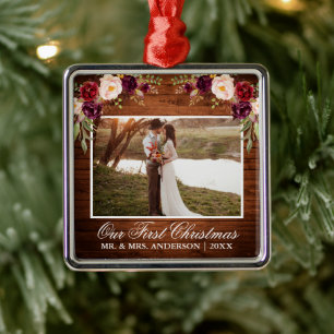 Rustige Bourgogne Floral wood ons eerste kerstfees Metalen Ornament