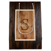 Rustige donkerhouttoonmonogram Gemiddelde Gift Bag Medium Cadeauzakje (Achterkant)
