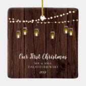 Rustige Farmhouse Mason Jar ons eerste kerstfeest Keramisch Ornament (Achterkant)