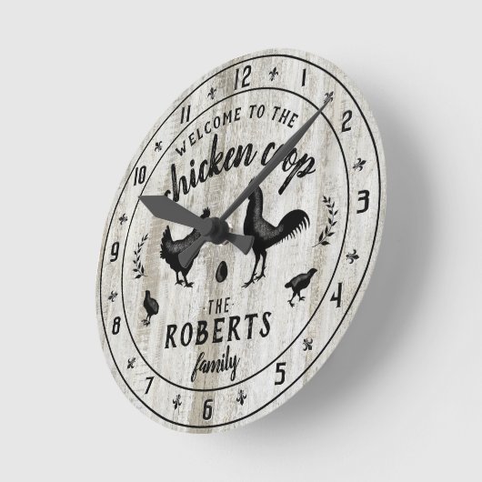 Rustige Farmhouse Wood Chicken Coop Custom Name Ronde Klok (Hoek)
