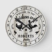 Rustige Farmhouse Wood Chicken Coop Custom Name Ronde Klok (Voorkant)