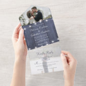 Rustige foto blauwe houtskaartjes rsvp bruiloft all in one uitnodiging (Afscheurbaar)