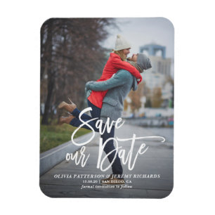 Rustige hand met foto's opslaan onze datum magneet